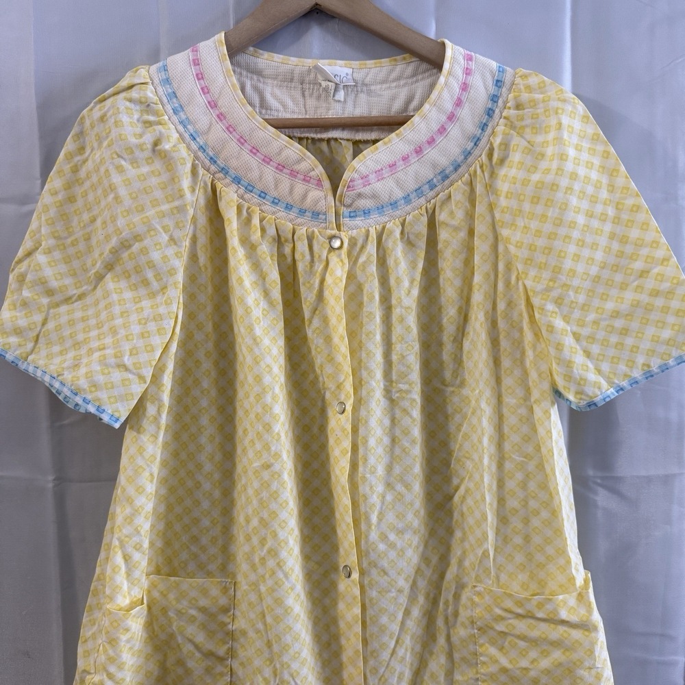 Vintage Simply Basic Med Yellow Check Pearl Snap‎ House Coat Robe Pockets Mumu